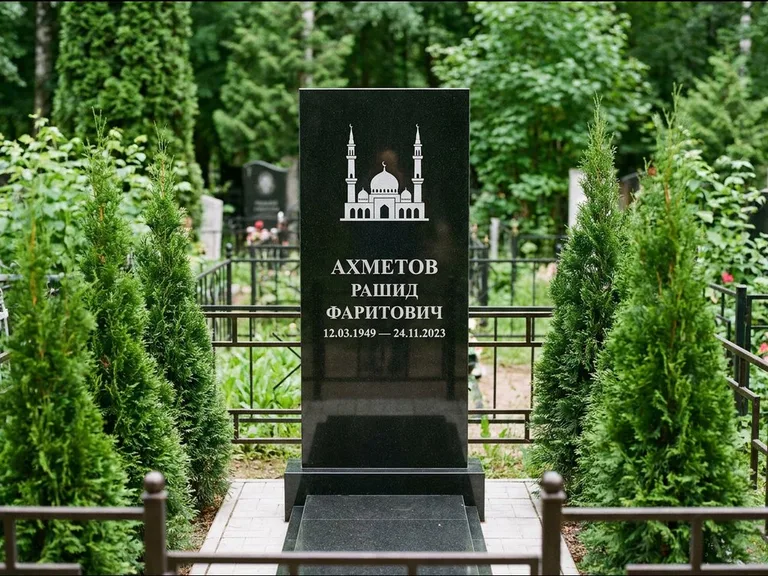 Мусульманский памятник с гравировкой мечети — силуэт мечети с двумя минаретами над именем, работа «Ахметов» в Перми