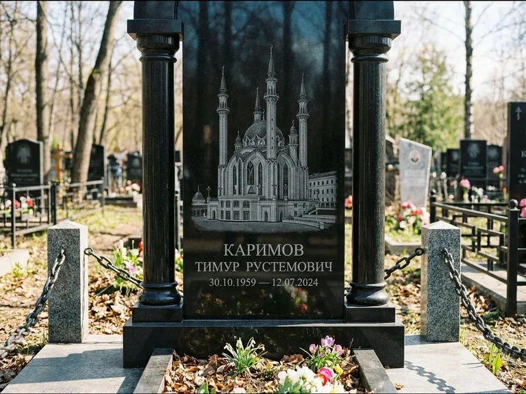 Мусульманский памятник с гравировкой мечети: стела с колоннами-минаретами по бокам — детализированная гравировка мечети Кул-Шариф, гранитные столбики с провисающей цепью, работа «Каримов» в Перми