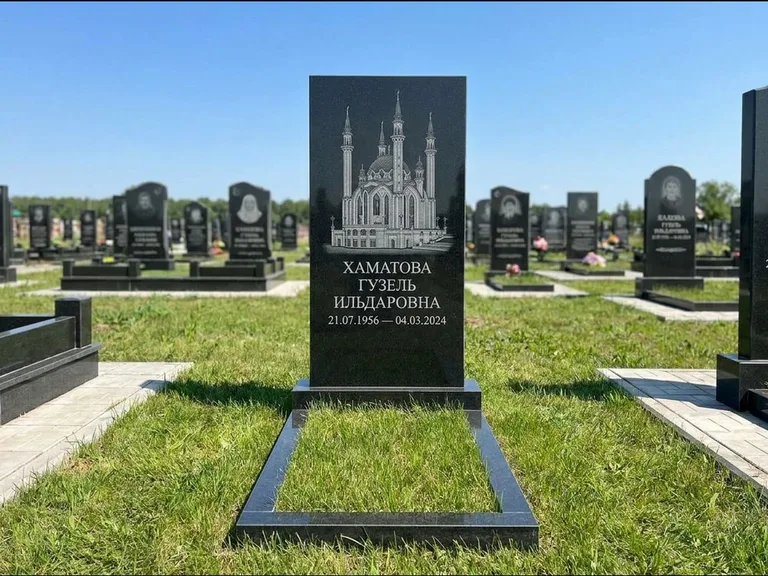 Мусульманский памятник с гравировкой мечети: небольшая скромная одиночная стела — золочёная гравировка мечети, аккуратный участок с газоном, работа «Нигматуллина» в Перми
