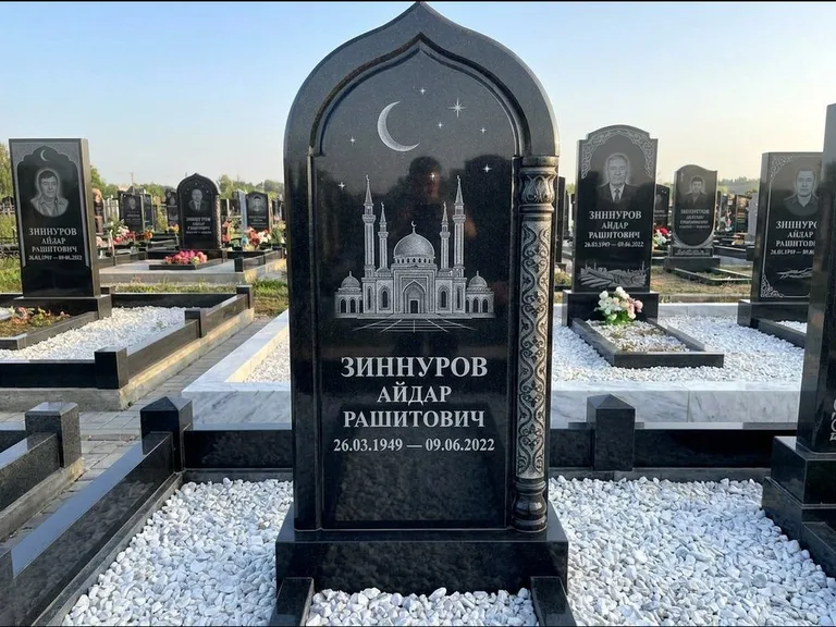 Мусульманский памятник с гравировкой мечети: стела с михраб-верхом и резной боковой колонной — детализированная гравировка мечети Кул-Шариф, белая мраморная крошка, работа «Ахметов» в Перми