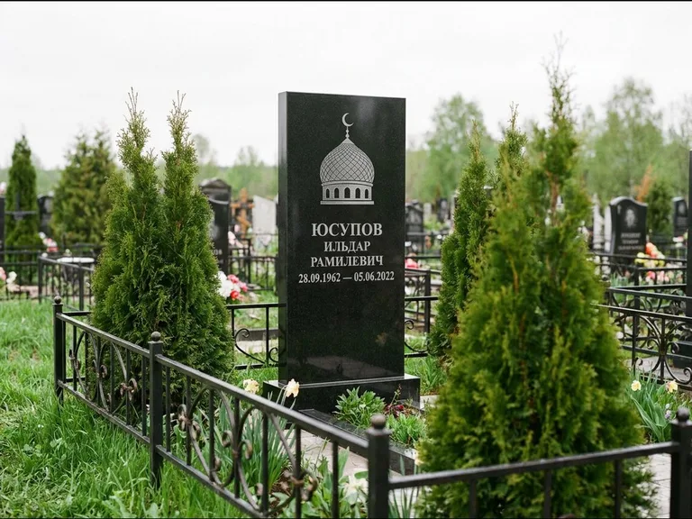 Мусульманский памятник с гравировкой мечети — купол с полумесяцем в верхней части, работа «Юсупов» в Перми