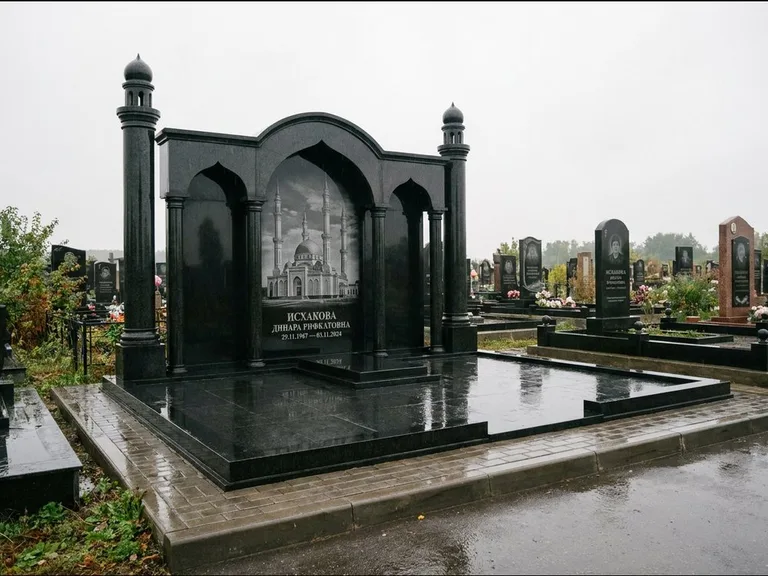 Мусульманский памятник с гравировкой мечети: семейный мемориал с колоннами-минаретами и аркой — золочёная гравировка мечети, большая мощёная площадка, работа «Абдуллаева» в Перми