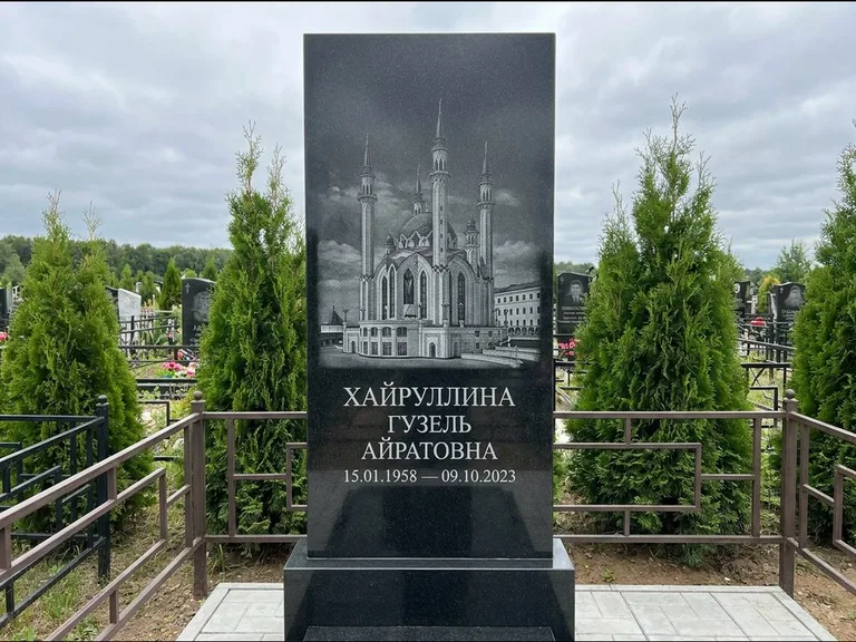 Мусульманский памятник с гравировкой мечети — панорама мечети во всю ширину стелы, работа «Хайруллина» в Перми