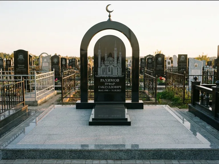 Мусульманский памятник с гравировкой мечети: монументальная стела-арка с полумесяцем на вершине — детализированная гравировка мечети Кул-Шариф, мощёная гранитная площадка с бордюром, работа «Юсупов» в Перми