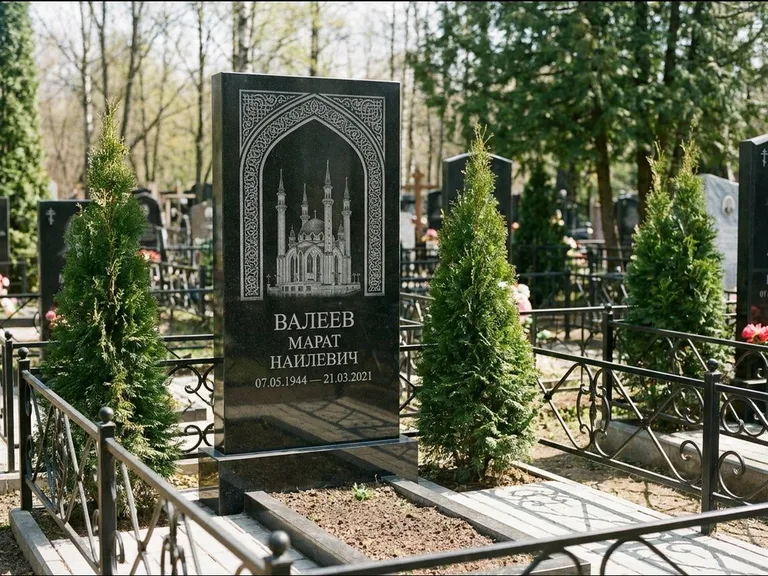 Мусульманский памятник с гравировкой мечети — мечеть в восточной арке с орнаментом, работа «Валеев» в Перми