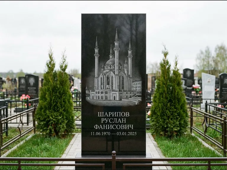 Мусульманский памятник с гравировкой мечети — мечеть Кул-Шариф на обороте стелы, работа «Шарипов» в Перми