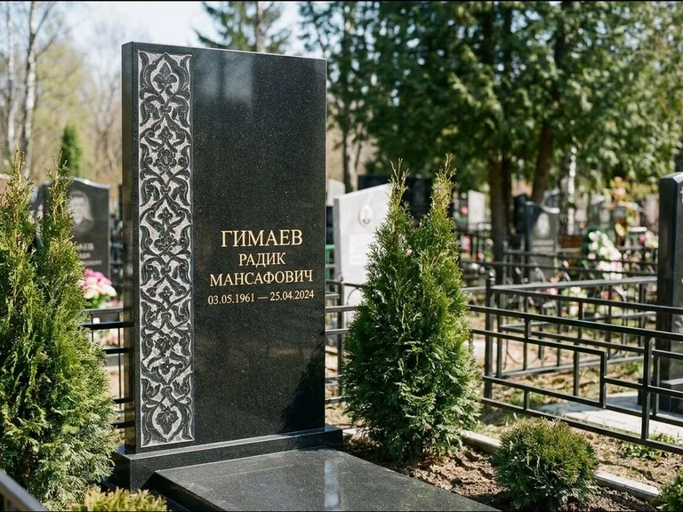 Мусульманский памятник — колонна ислими по краю стелы, работа «Гимаев» в Перми