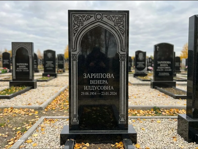 Мусульманский памятник: фигурная стела с михраб-нишей — гравировка мечети в михраб-арке с орнаментом, светлая гравийная отсыпка, работа «Зарипова» в Перми