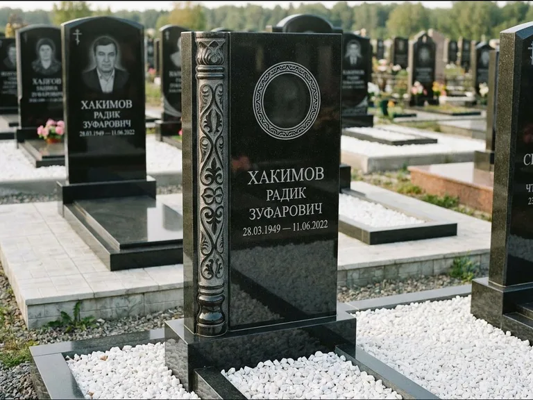 Мусульманский памятник: стела с боковой резной орнаментальной колонной — детализированная гравировка мечети Кул-Шариф, белая мраморная крошка, работа «Хабибуллин» в Перми