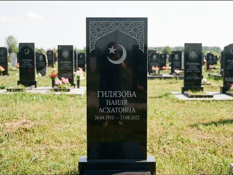 Мусульманский памятник: узкая вертикальная стела-пилон с полумесяцем — гравировка мечети в михраб-арке с орнаментом, открытая лужайка без ограды, работа «Ибрагимова» в Перми