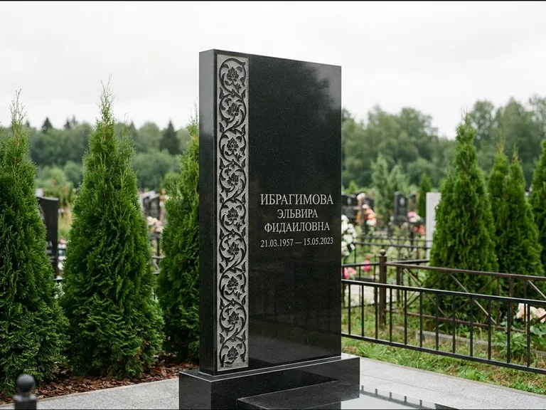 Мусульманский памятник — колонна ислими по краю стелы, работа «Ибрагимова» в Перми