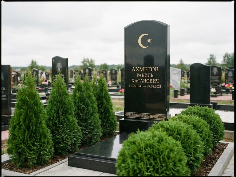 Гравировка полумесяца на памятник в Перми — памятник из чёрного гранита с гравировкой