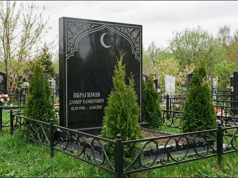 Памятник с гравировкой полумесяца — гравировка полумесяца в восточной арке с орнаментом, работа «Ибрагимов» в Перми