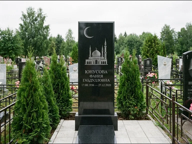 Памятник с гравировкой полумесяца — гравировка полумесяца над силуэтом мечети, работа «Юнусова» в Перми