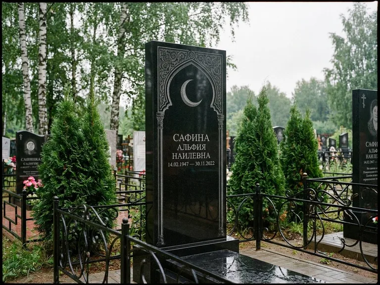 Памятник с гравировкой полумесяца — гравировка полумесяца в восточной арке с орнаментом, работа «Сафина» в Перми