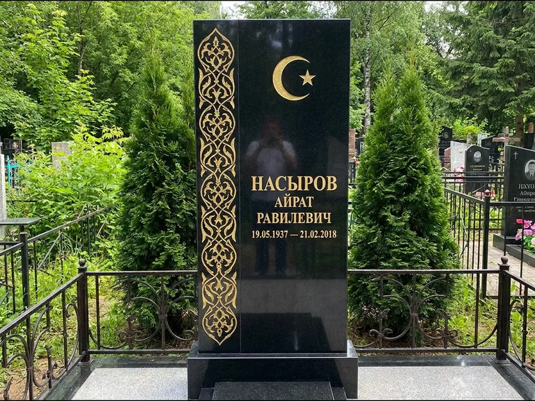 Памятник с гравировкой полумесяца — золочёный полумесяц и колонна растительного орнамента-ислими, работа «Насыров» в Перми