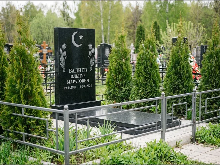 Памятник с гравировкой полумесяца — гравировка полумесяца со звездой и тюльпанами по бокам, работа «Валиев» в Перми