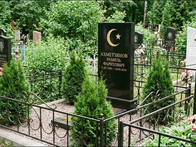 Памятник с гравировкой полумесяца — золочёная гравировка полумесяца со звездой в верхней части с, работа «Ахметзянов» в Перми