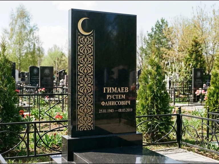 Памятник с гравировкой полумесяца — золочёный полумесяц и колонна растительного орнамента-ислими, работа «Гимаев» в Перми