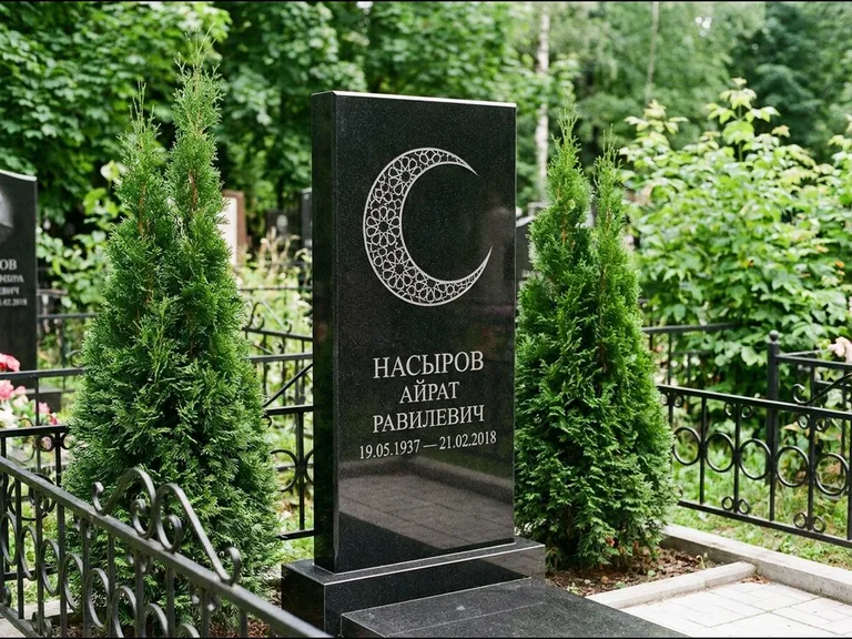Памятник с гравировкой полумесяца — гравировка полумесяца в геометрическом орнаменте-гирихе, работа «Насыров» в Перми