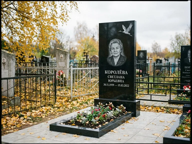 Памятник с гравировкой журавлей — белая гравировка клина журавлей, уходящего в верхний угол ст, работа «Королёва» в Перми