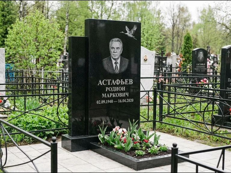 Памятник с гравировкой журавлей — гравировка одиночного летящего журавля над портретом, работа «Астафьев» в Перми