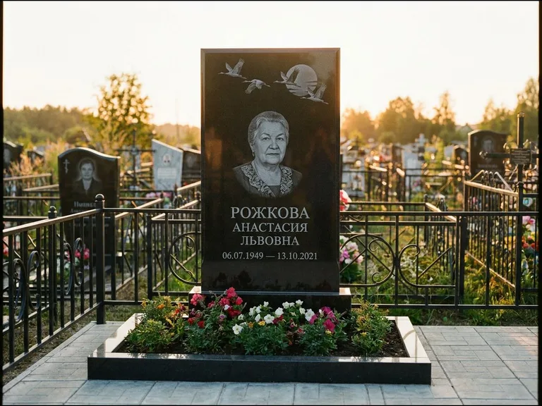 Памятник с гравировкой журавлей — гравировка клина журавлей на фоне солнечного диска, работа «Рожкова» в Перми