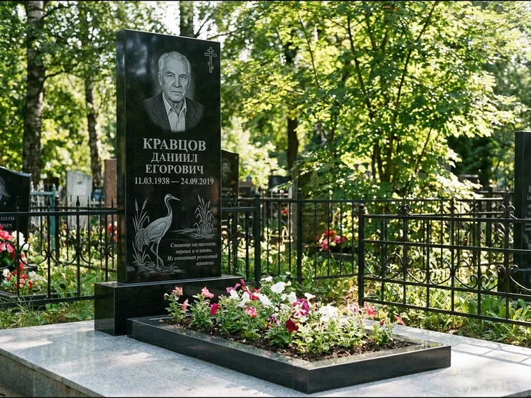 Памятник с гравировкой журавлей — гравировка журавля у камышей рядом с эпитафией, работа «Кравцов» в Перми