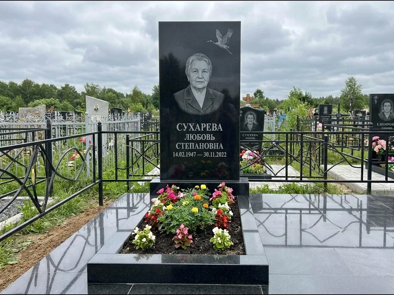 Памятник с гравировкой журавлей — гравировка одиночного летящего журавля над портретом, работа «Сухарева» в Перми