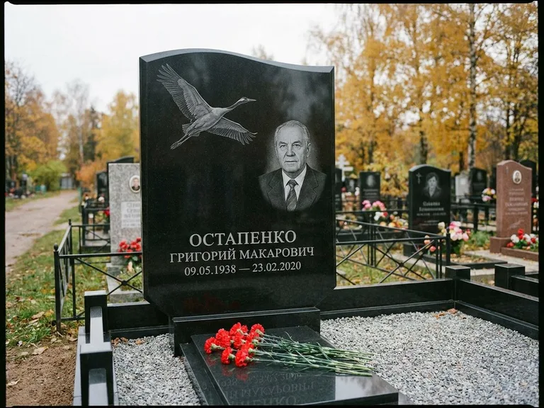 Памятник с гравировкой журавлей — гравировка журавлей, работа «Остапенко» в Перми