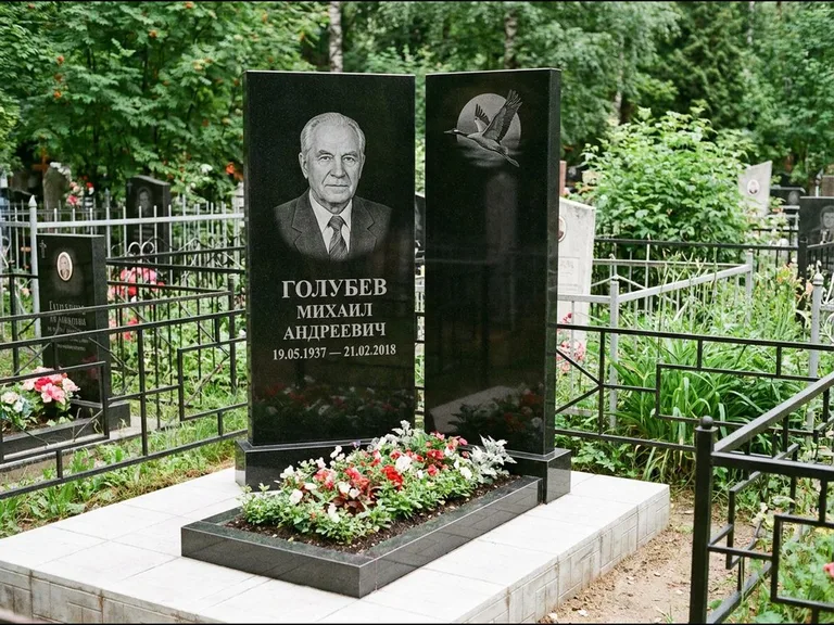 Памятник с гравировкой журавлей — гравировка клина журавлей на фоне солнечного диска, работа «Голубев» в Перми