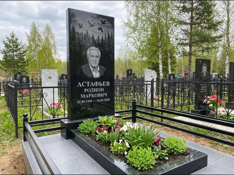 Памятник с гравировкой журавлей — гравировка силуэтов журавлей над еловым лесом, работа «Астафьев» в Перми