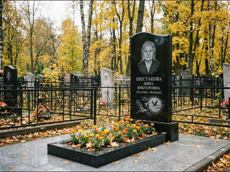 Памятник с гравировкой журавлей — гравировка клина журавлей на фоне солнечного диска, работа «Шестакова» в Перми