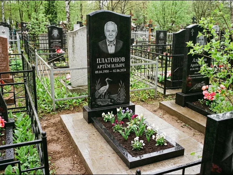 Памятник с гравировкой журавлей — гравировка журавля у камышей рядом с эпитафией, работа «Платонов» в Перми