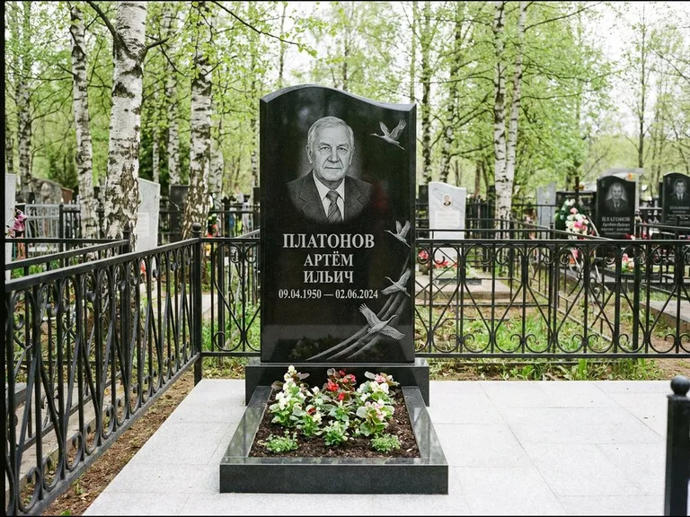 Памятник с гравировкой журавлей — гравировка трёх журавлей по диагонали через свободное поле с, работа «Платонов» в Перми