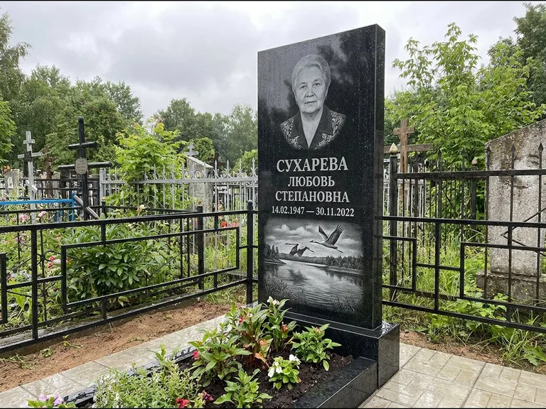 Памятник с гравировкой журавлей — гравировка пары журавлей над гладью озера в нижней части, работа «Сухарева» в Перми