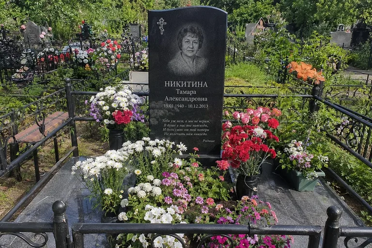 Памятник в живых цветах на Всесвятском кладбище