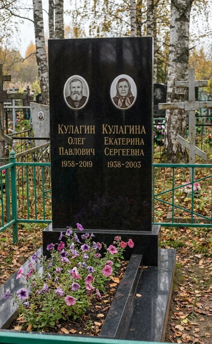 Семейный гранитный памятник на Юго-Западном кладбище
