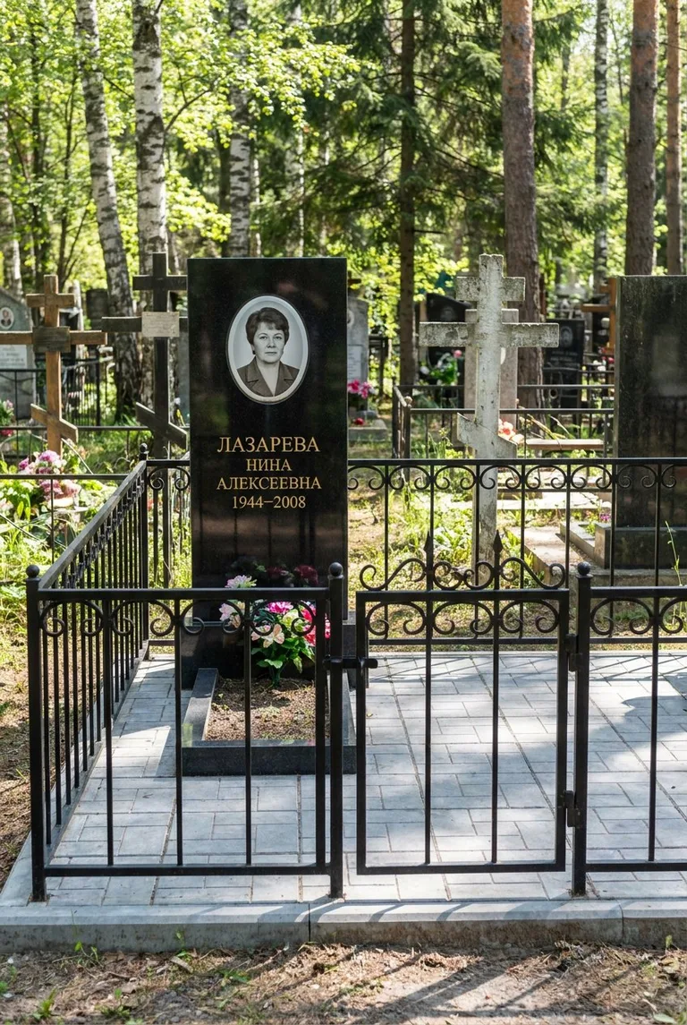 Семейный памятник с оградой на Ивановском кладбище