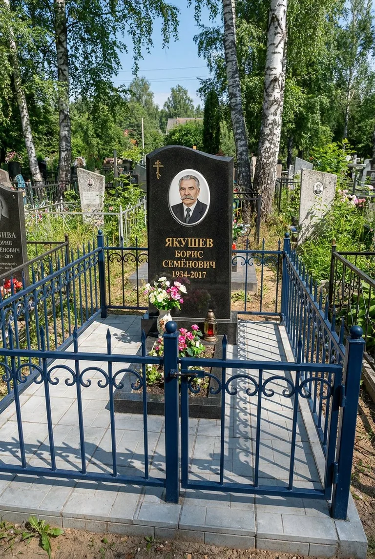 Памятник с оградой на Лесном кладбище