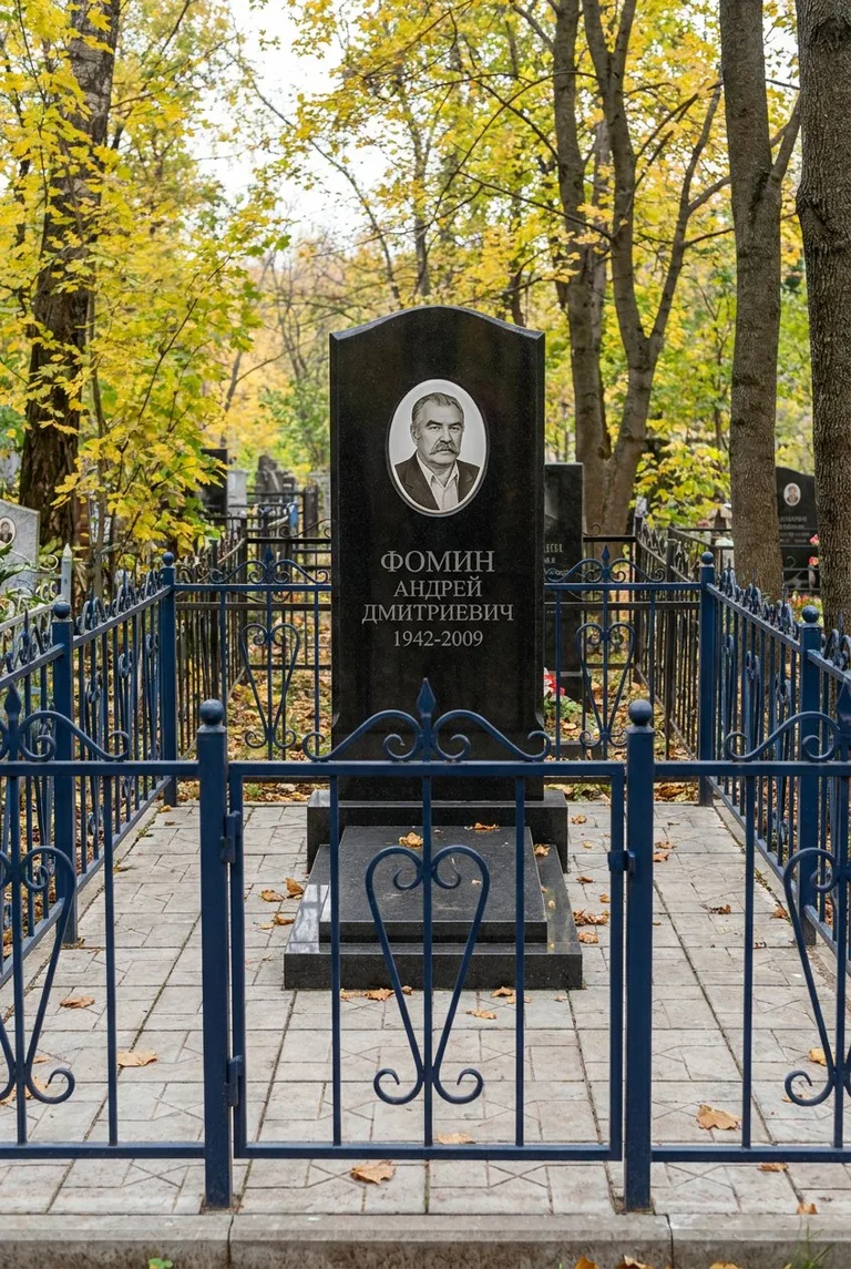 Памятник с оградой на Широкореченском кладбище