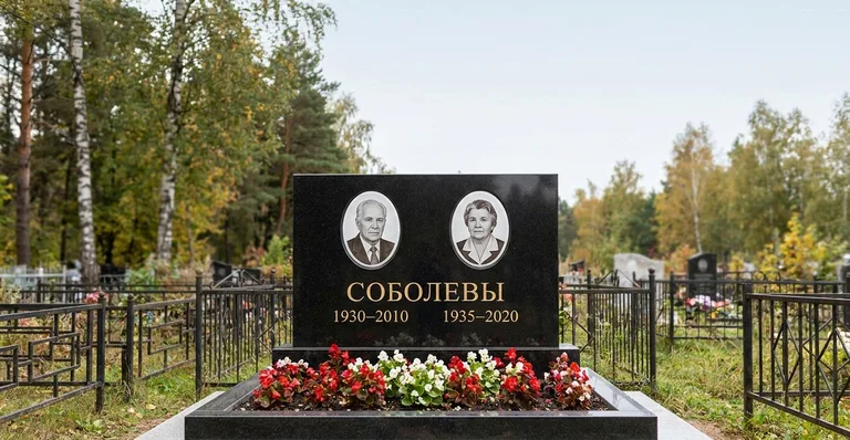 Памятник с художественной гравировкой, Памятники мастерской «Мастер Каменев» на кладбищах Перми