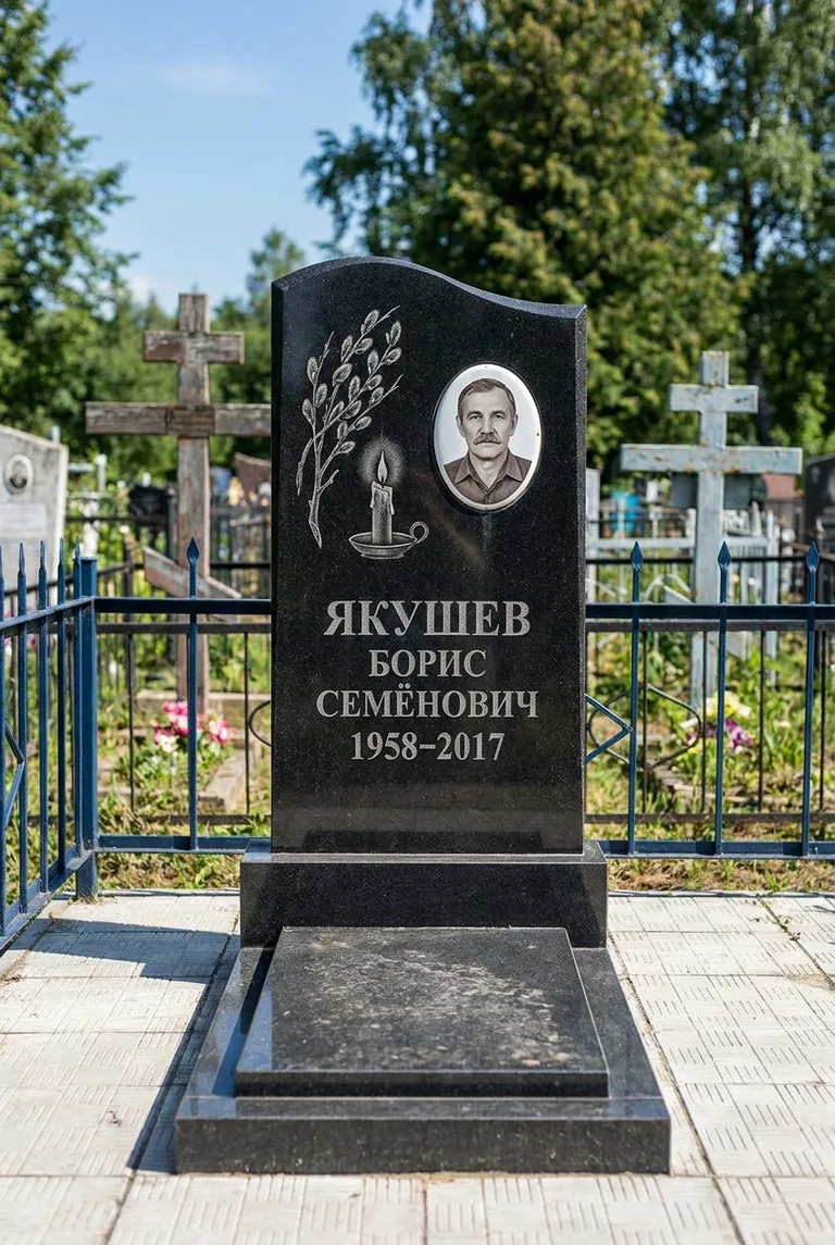 Памятник с художественной гравировкой на Смоленском кладбище