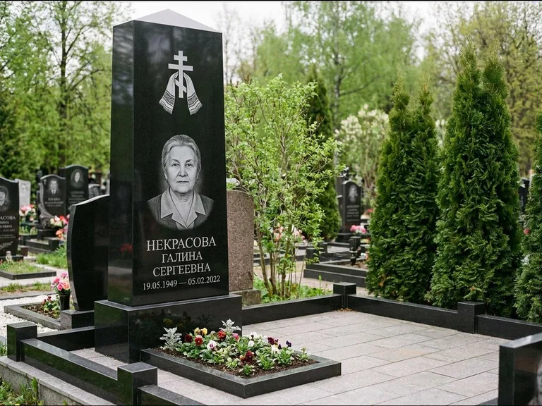 Памятник из чёрного гранита — стела-пилон с ажурным резным крестом, работа «Ерофеева» в Перми