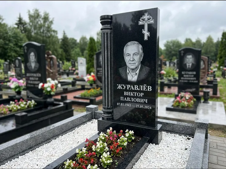 Памятник из чёрного гранита — семейный мемориал из двух стел с крестом с рушником, работа «Гущин» в Перми