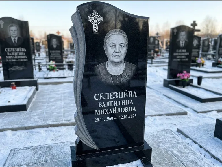 Памятник из чёрного гранита — восьмигранный обелиск с кельтским крестом, работа «Некрасова» в Перми