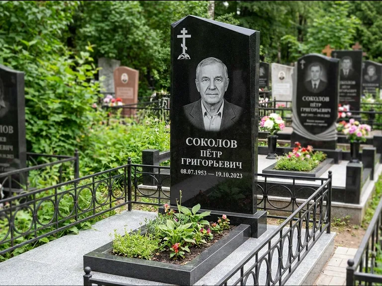 Памятник из чёрного гранита — полукруглая стела с крестом на Голгофе, работа «Журавлёв» в Перми
