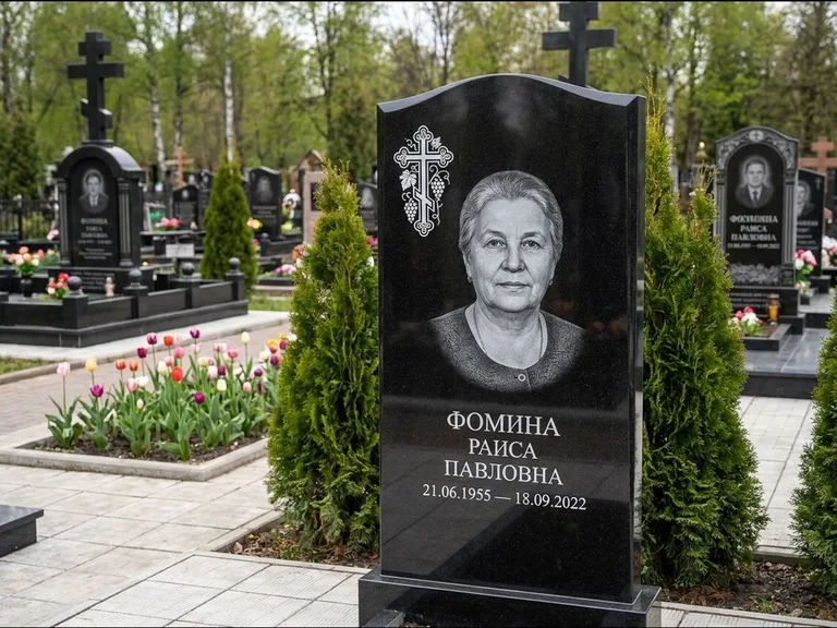 Памятник из чёрного гранита — двухцветная стела с крестом с распятием, работа «Одинцова» в Перми