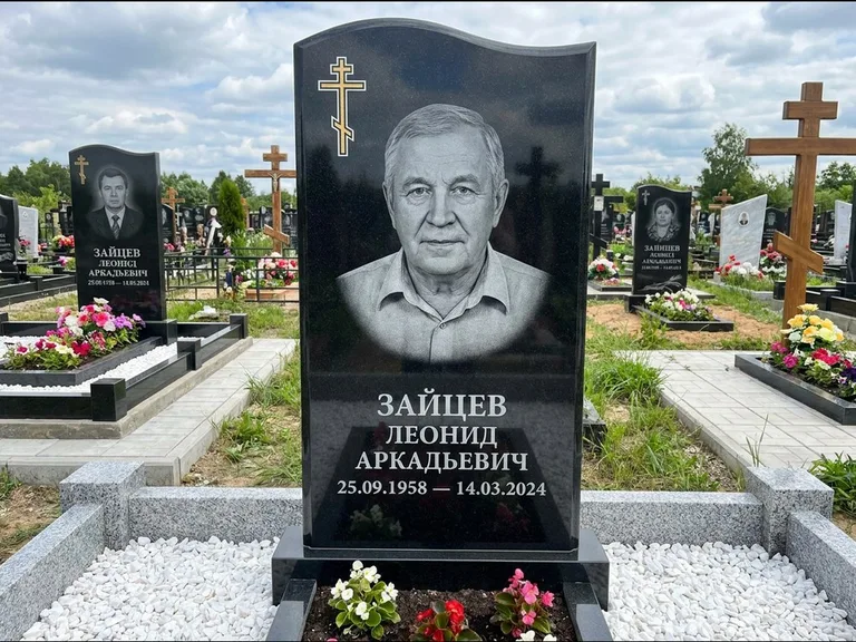 Памятник из чёрного гранита — горизонтальная семейная стела с аркой с процветшим крестом с виноградной лозой, работа «Верещагин» в Перми