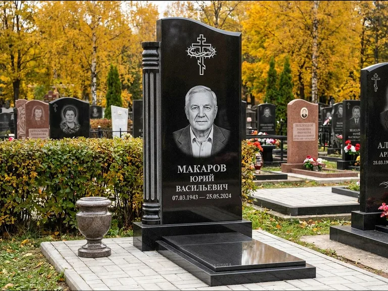 Памятник из чёрного гранита — асимметричная стела с крестом с рушником, работа «Панкратов» в Перми
